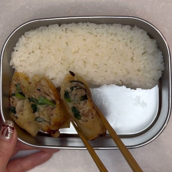 斜めにカットした春巻きを主菜とするお弁当を実際に作ってみた。具材が詰まった断面を見せつつ、副菜の配置を計算して隙間なく詰める【春巻き弁当】色鮮やかな副菜にも注目！