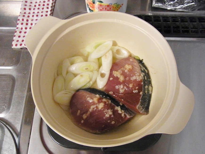 厚手の鍋に分量の水、酒、みりん、長ねぎ、ブリを入れて蓋をし、手順通りに火を入れる