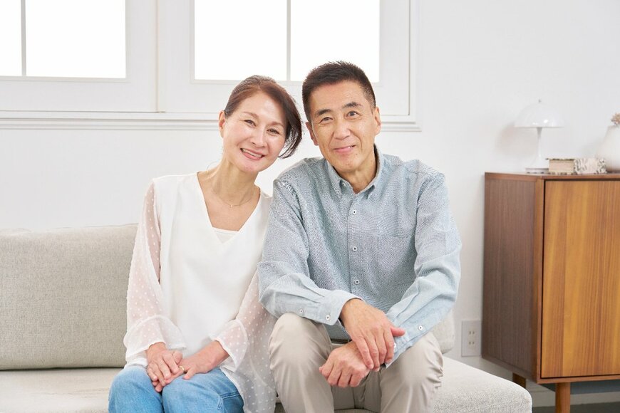 【65歳からの年金暮らし】ひと月の「生活費」はいくら？《年金額》厚生年金・国民年金の平均支給額も見てみる！