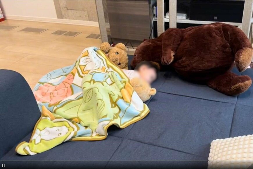 【拍手喝采】爆睡中の1歳児に「家中のクマさん」がごあいさつする動画が大作すぎた