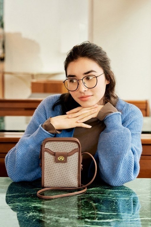 出所：GU公式ファッション通販サイト ジオメトリックミニポーチ