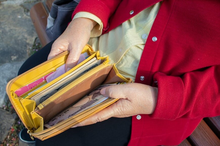 【年金生活者支援給付金】2月13日に支給！12月・1月分まとめて「ひとり1万900円」受け取れるのはどんな人？平均給付金額は月額いくらか