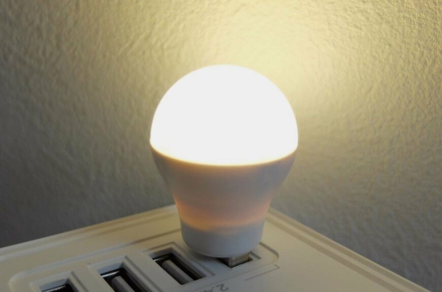 ダイソー、USB電球を電源2接続した写真