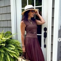 【66歳マダム】同じロングスカートでも印象が変わる！ 2通りの着こなし