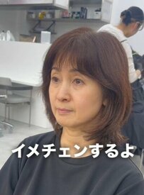 湿気で広がる髪に悩む女性　「コンパクトなショート」で激変した姿が素敵