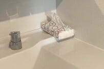 【便利すぎ】生活感丸出しな「洗面所のティッシュ」→100均のアイテムで「目隠しティッシュ収納」を作りスッキリ整える