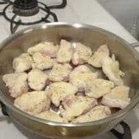 【家族へのお弁当】こってりとしたソースが絡んだ「鶏マヨ」がたまらない！　ウインナーや出汁巻き玉子などの定番おかずもギュッと詰まったお弁当が完成