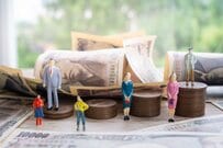 「30歳代～70歳代」年代別の貯蓄額の実態。年代があがると増えるのか