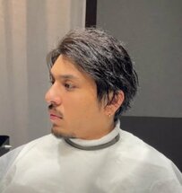 くせ毛風無造作ヘアの男性　サイドの刈り上げが目を引く「ツーブロック」に大変身し反響