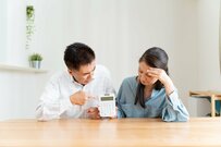 電気代の補助は再開したが…苦しいシニアの「家計収支」とは。毎月の赤字も平均で約3万円に