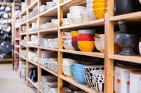 陳列された「小物入れ」に思わず二度見　食べ終わった納豆パックにしか見えないデザインに「革命的」