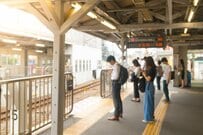 【初めて見たはずなのに知っている】埼玉県の駅で発見した「広告」が話題　見覚えのあるデザインに「センスが良い」