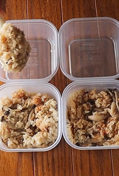 きのこご飯を4つのタッパーに詰めます