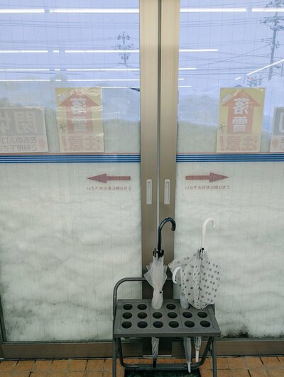 「こうなるから雪国のコンビニは風除室が必要なのよ」