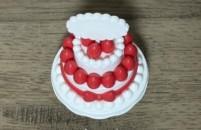 ダイソー、ぬい用　いちごケーキ　ホワイト商品画像