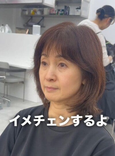 湿気で広がる髪に悩む女性　「コンパクトなショート」で激変した姿が素敵