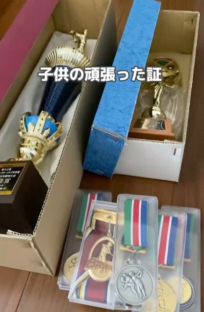 「真似します！」飾る場所に困る〈トロフィーやメダル〉→木材・フレーム・有孔ボードで白色のスタイリッシュな〈飾り棚〉をDIY