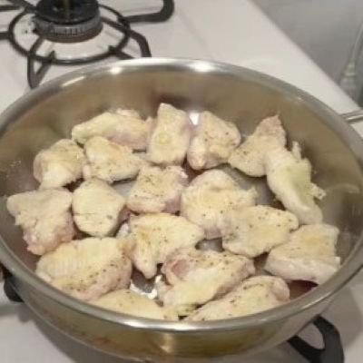 【家族へのお弁当】こってりとしたソースが絡んだ「鶏マヨ」がたまらない！　ウインナーや出汁巻き玉子などの定番おかずもギュッと詰まったお弁当が完成