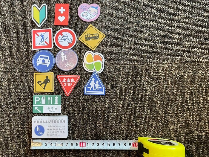 読み札のサイズは横が約7cm、幅約4cm