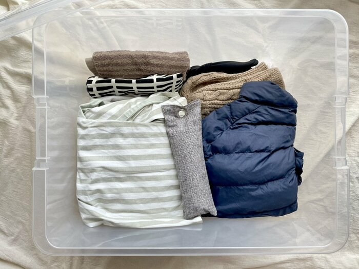 衣装ケースに入った竹炭 消臭除湿バッグ