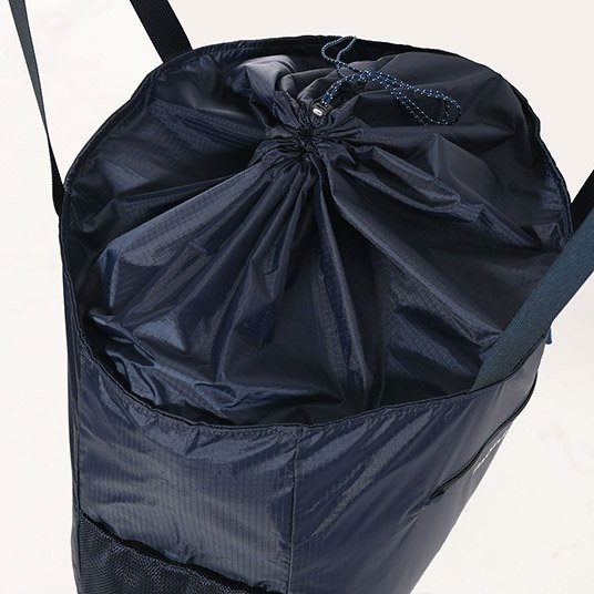 フロントポケットもあり、荷物がバッグの中で行方不明になるのを防げます