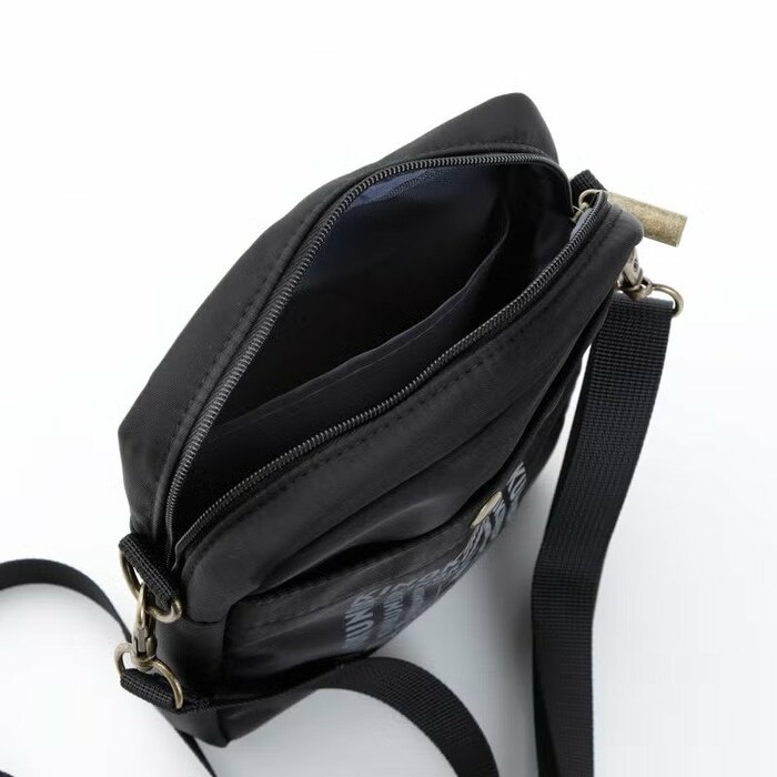 メインの収納口にはしっかりとしたチャックが備わっています