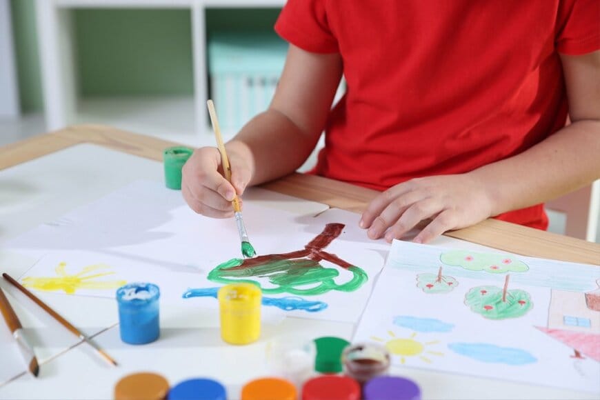 小学1年の娘が描いた「りんご」に思わず仰天　あまりに芸術的な作品に「大人でも描けない」