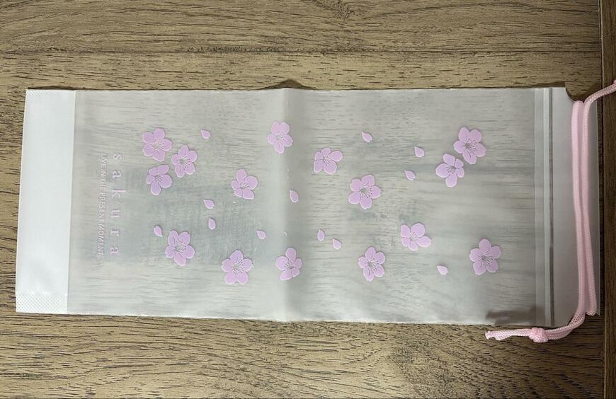 筆者撮影（キャンドゥ、折りたたみ傘 巾着ケース 2P さくらフリーティング）