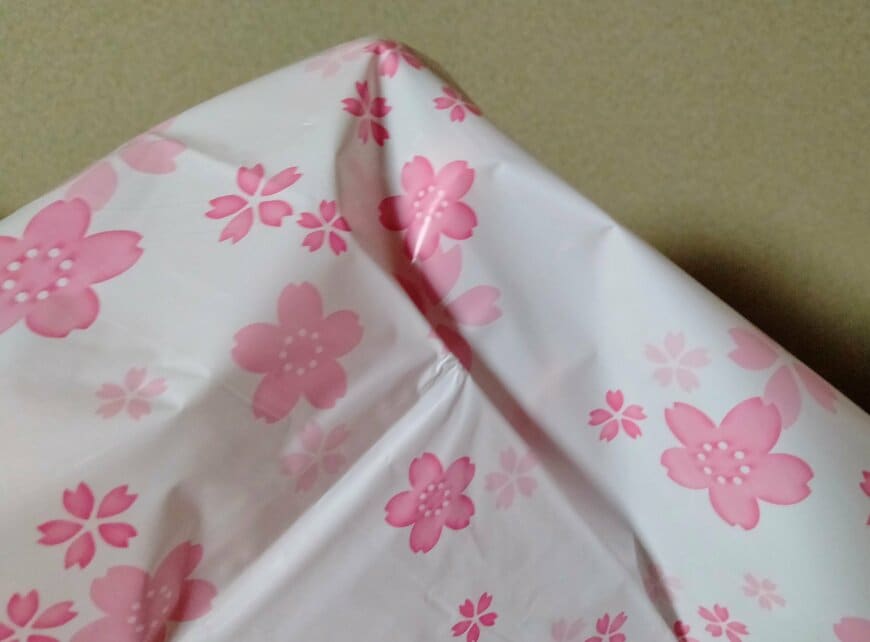 筆者撮影（ダイソー、ビニール 和柄風呂敷（さくら柄 5枚 90×90cm））