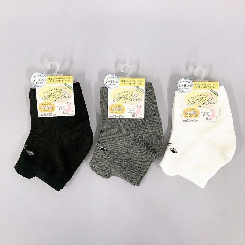 出所：キャンドゥ公式　保湿用　かかとソックス　耳付き猫