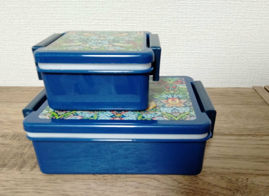 筆者撮影（セリア、ランチボックス 380ml ウィリアムモリス柄・フルーツボックス150ml ウィリアムモリス柄）