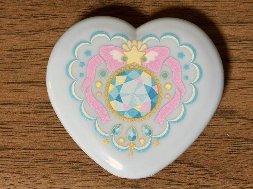 筆者撮影（セリア、ハート型 コンパクトミラー 魔法少女風）