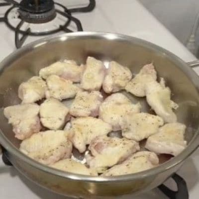 【家族へのお弁当】こってりとしたソースが絡んだ「鶏マヨ」がたまらない！　ウインナーや出汁巻き玉子などの定番おかずもギュッと詰まったお弁当が完成