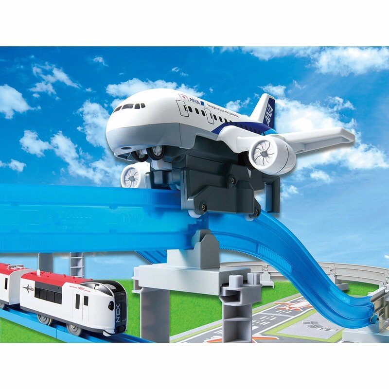 67年目のプラレールが「脱・鉄道」？なぜ“飛行機”を走らせるのか　青いレールの新戦略を解説