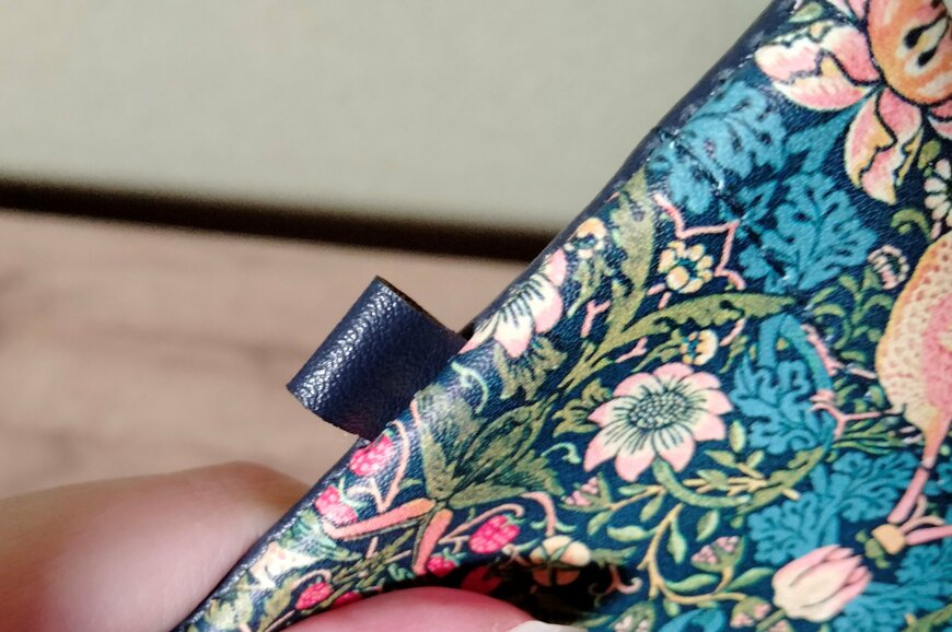 筆者撮影（セリア、メガネケース ウィリアム・モリスデザイン）