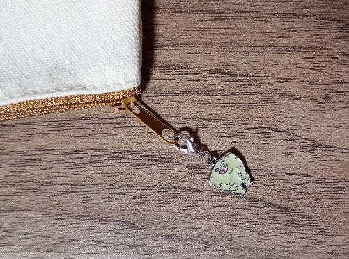 筆者撮影（キャンドゥ、KAIJU メタルチャームB）