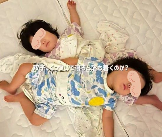 離しても離しても「重なって寝る3歳の双子」→引き離すと…　思わず笑ってしまう2人の様子に46万再生