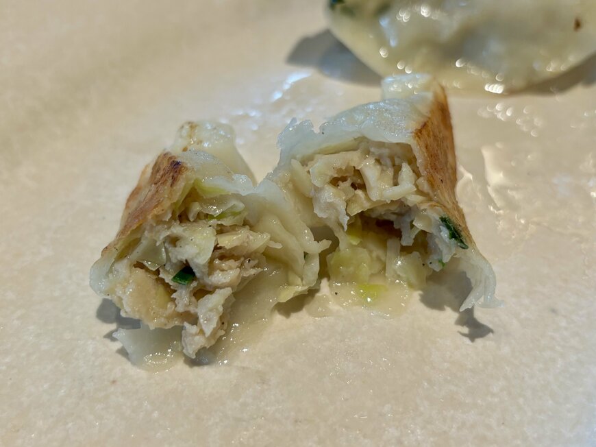 半分に割った餃子の写真