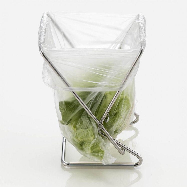 袋をひっかけてキープできるので、野菜の皮むきをしながら、そのまま生ゴミをまとめられます