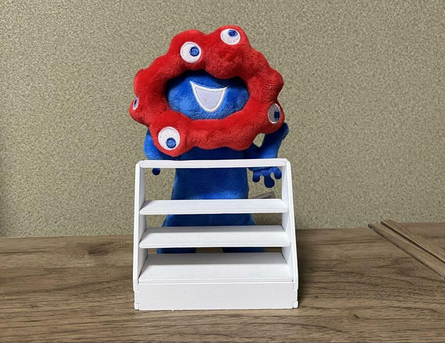 セリア、ドールショーケースとミャクミャクぬいぐるみ画像