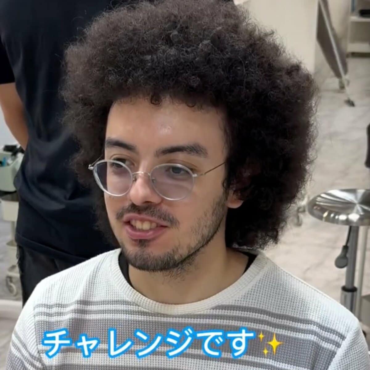 地毛がアフロの男性が縮毛矯正した結果まさかの姿に驚愕！色気漂う髪型に「サプライズになりそうです」 ビフォアフを二度見、三度見してしまう 4ページ目 Limo くらしとお金の経済メディア 