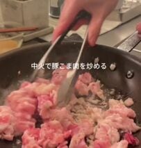 【遠距離彼女に会うために】彼氏が作る冷凍節約「豚肉の旨塩レモン炒め弁当」！食欲そそる見た目が美味しそう