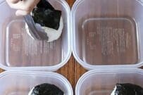 【結局これが一番】タッパーに2種類のおにぎりを詰めた弁当が最高　シンプルだけどそそられる一品がたまらない…