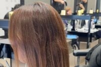 毛量が多く毛先が縮毛矯正されている女性→美しすぎる「ぱつっとボブ」で大変身