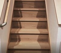 「めっちゃ明るい！」建売住宅の“木目階段”→シート貼るだけDIYで激変！「薄暗い」空間が洗練されたアイボリーに