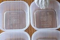 2種類の「俵おにぎり」が彩りきれい　タッパーに詰める4人分の【唐揚げ弁当】が話題