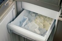 「冷凍庫の氷がくっついてる（涙）」冬に固まりがちな製氷室の氷『アイラップ』でパラパラに！？　意外な活用術に目からウロコ