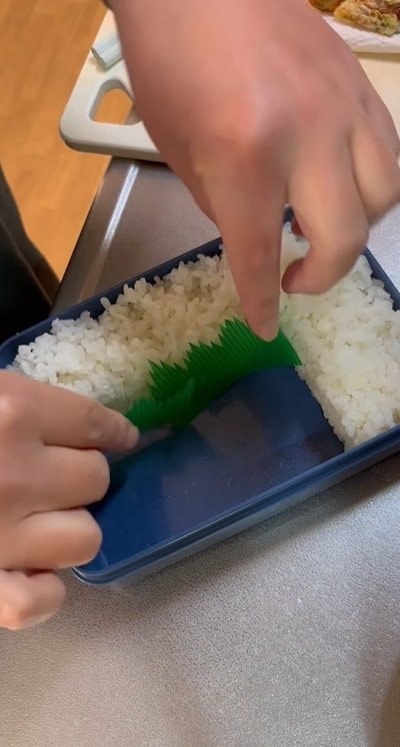 ごはんを逆L字型に盛り付け！