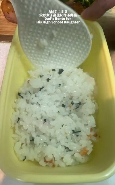 急いでご飯を詰めます