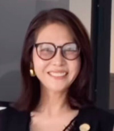 【60歳マダム】が着こなす「ノースリーブコーデ」が美しい！「可愛くて何度も見返してしまいました」などの声